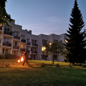 Noc pod gwiazdami w ogrodzie DPS "Budowlani" - pokaz ognia